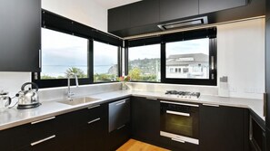 Fridge, microwave, oven, stovetop - Esplanade Beach House (Christchurch)