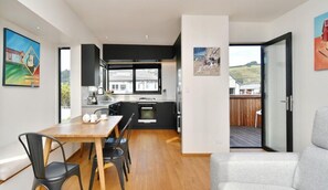 Fridge, microwave, oven, stovetop - Esplanade Beach House (Christchurch)