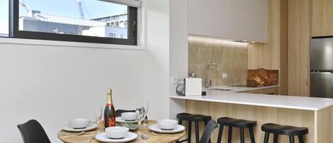 Réfrigérateur, micro-ondes, four, plaque de cuisson