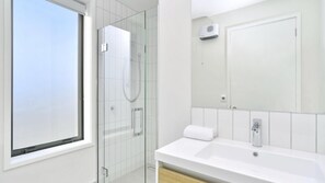 Dusche, Haartrockner, Handtücher