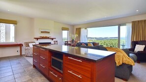 Télévision, lecteur de DVD, chaîne hi-fi