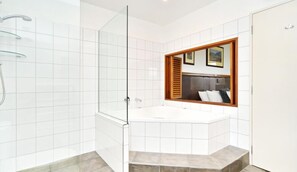 Dusche, Haartrockner, Handtücher