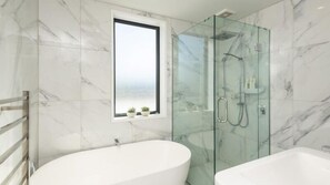 Douche, séchoir à cheveux, serviettes fournies