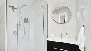 Dusche, Haartrockner, Handtücher