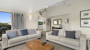 Unclassified image, 3 of 31, button - Rippon Lea - Wanaka-Relax and unwind, or set out on an adventure (Wanaka)