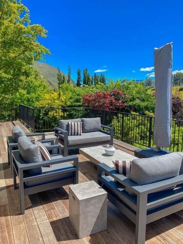 Rippon Lea - Wanaka-Relax and unwind, or set out on an adventure