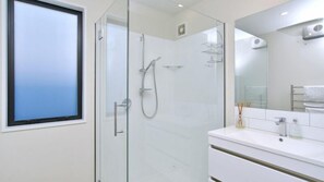 Dusj, hårføner, håndklær og toalettpapir