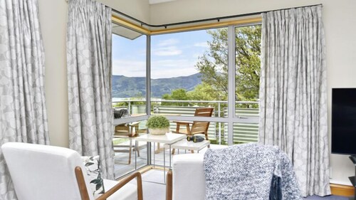 Peaceful Akaroa Retreat - pet friendly