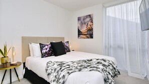 2 habitaciones, escritorio, tabla de planchar con plancha y wifi 