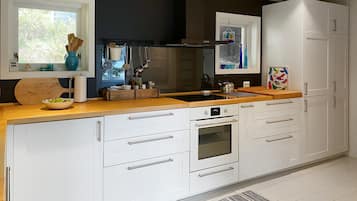 Fridge, dishwasher, coffee/tea maker