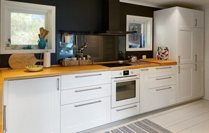 Kühlschrank, Geschirrspüler, Wasserkocher mit Kaffee-/Teezubehör