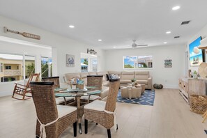 TV connectée, livres, chaîne hi-fi