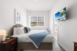 Escritorio, tabla de planchar con plancha, wifi gratis y ropa de cama