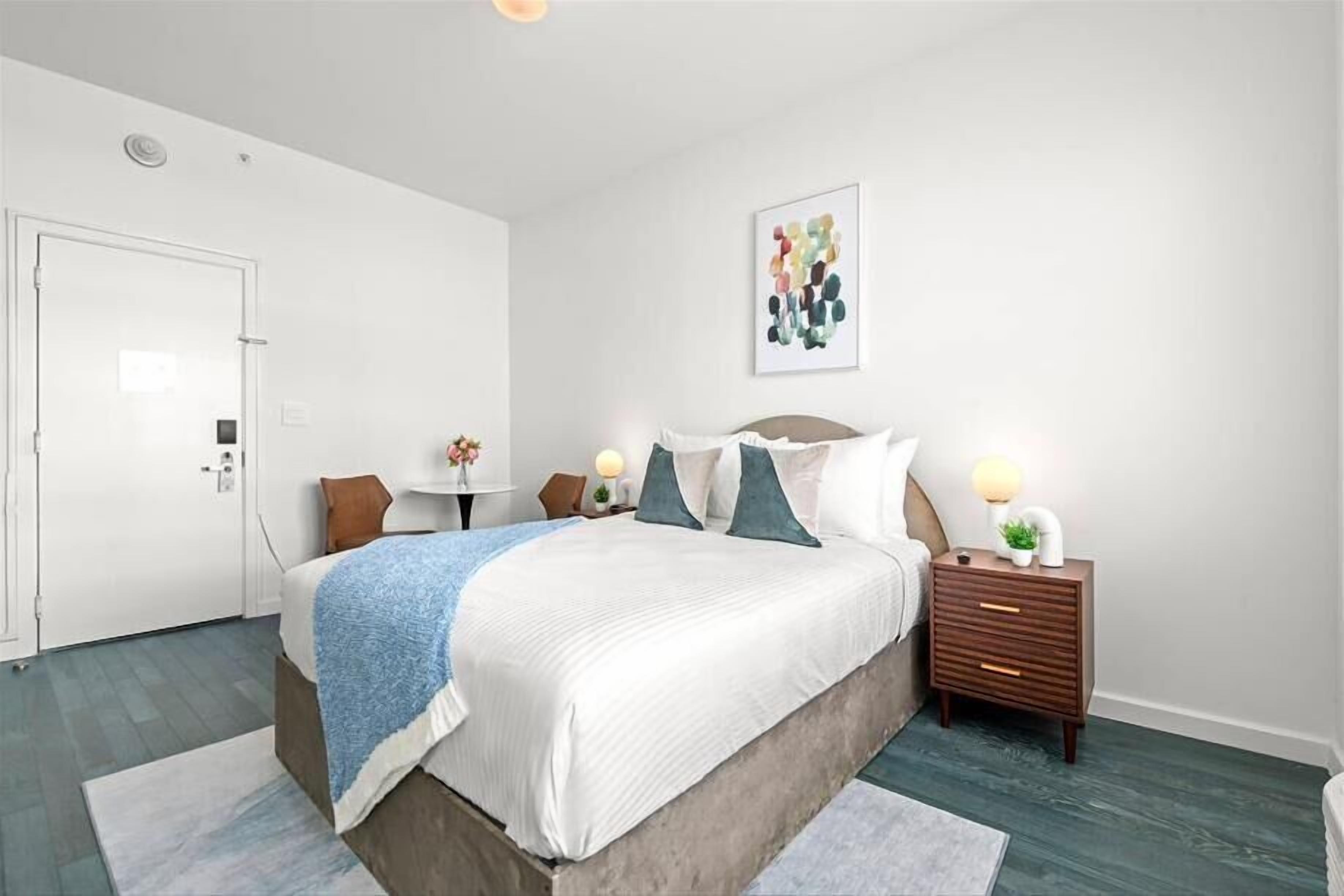 Escritorio, tabla de planchar con plancha, wifi gratis y ropa de cama 