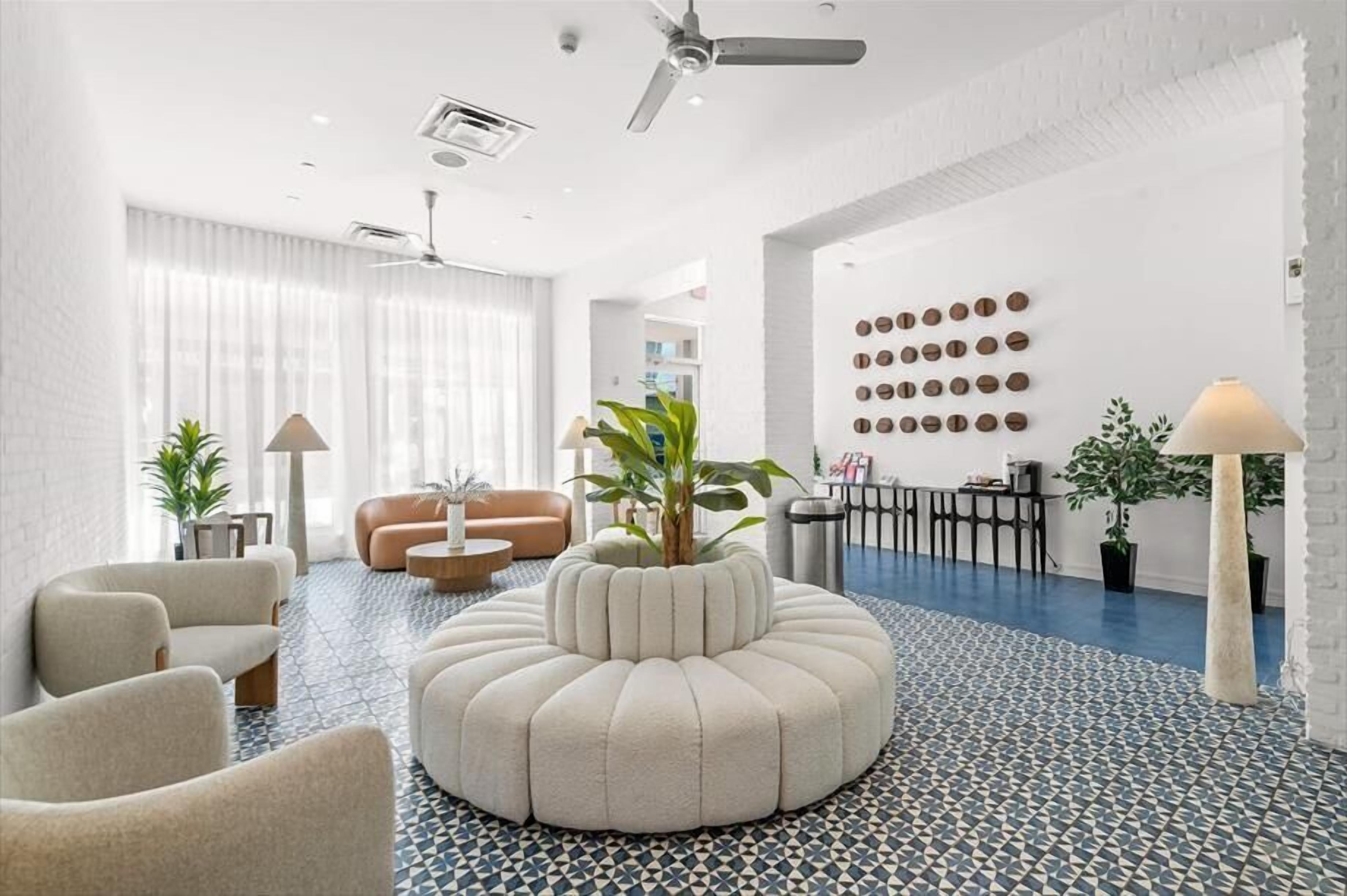 Pool, Terrace & Free On The Go Breakfast Onsite! - Miami Beach, FL
