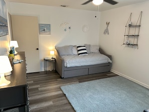 3 bedrooms, iron/ironing board, WiFi, bed sheets - Glencrest: Charming Home in the Heart of Longview! (Longview)