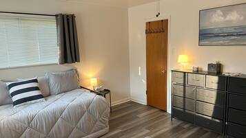 3 bedrooms, iron/ironing board, travel crib, internet