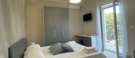 Deluxe Double or Twin Room, Garden View | Desk, free WiFi