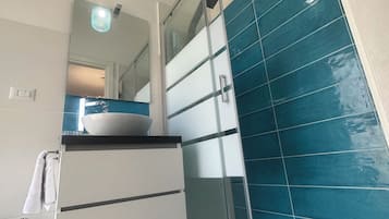 Camera Deluxe con letto matrimoniale o 2 letti singoli, vista giardino | Una scrivania, Wi-Fi gratuito