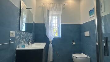 Camera Comfort con letto matrimoniale o 2 letti singoli | Una scrivania, Wi-Fi gratuito