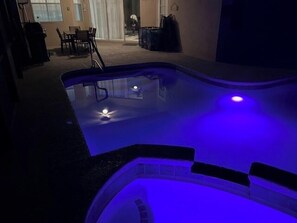 A swimming pool with a curved edge and a hot tub area. - 4bed pool /Hot tub,Game Room at Calabay Tower lake (Haines City)