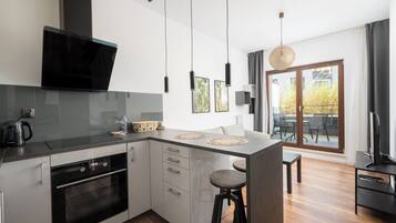 Kühlschrank, Ofen, Herdplatte, Wasserkocher mit Kaffee-/Teezubehör