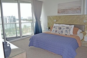 1 makuuhuone, tallelokero huoneessa, työpöytä, silitysrauta/-lauta