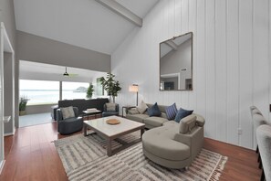 TV - Lakefront Blue Paradise (Montgomery)