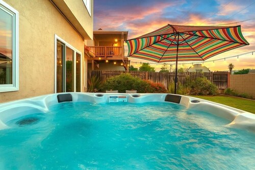 Serenity Villa Hermosa, Jacuzzi, Arcade & Fun Games, Backyard, Outdoor Furniture