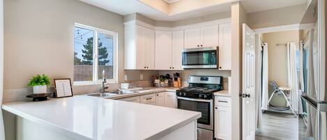 ثلاجة، ميكروويف، فرن، موقد طهي مسطح