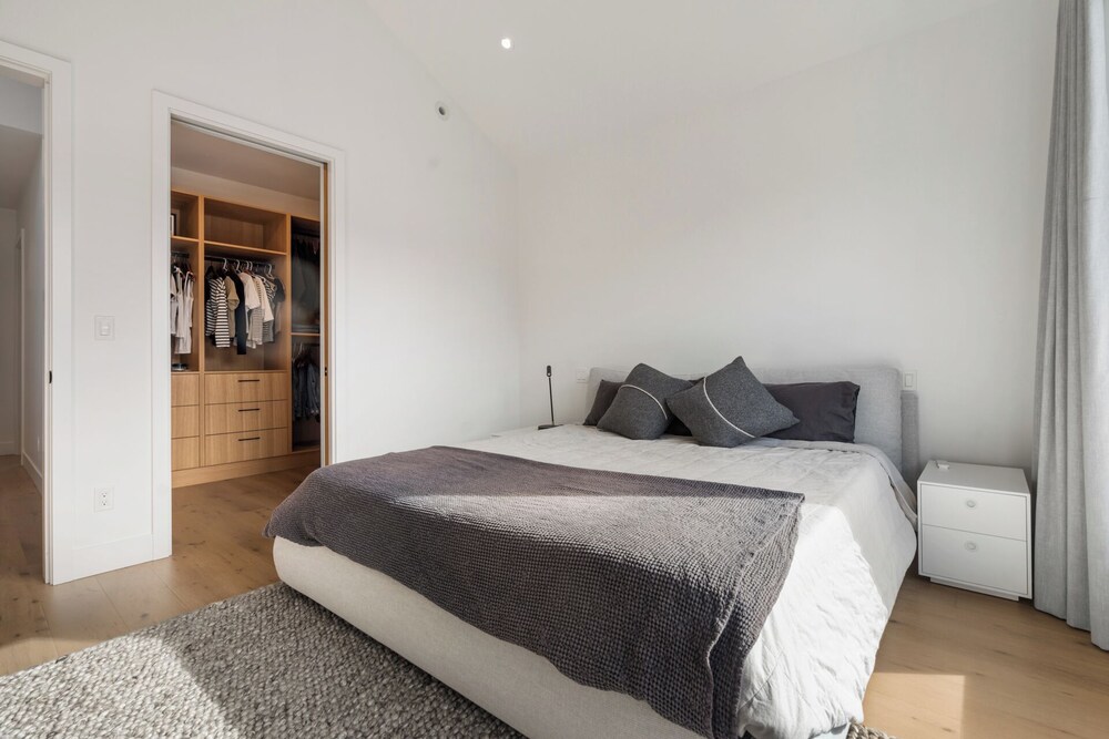 Modern Luxury home steps from Pacific Spirit Park, UBC. Vancouver Vrbo