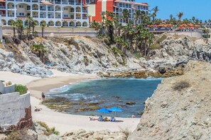 Rannalla, aurinkotuoleja, rantapyyhkeitä