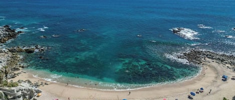 Accommodatie ligt op het strand, ligstoelen, strandlakens