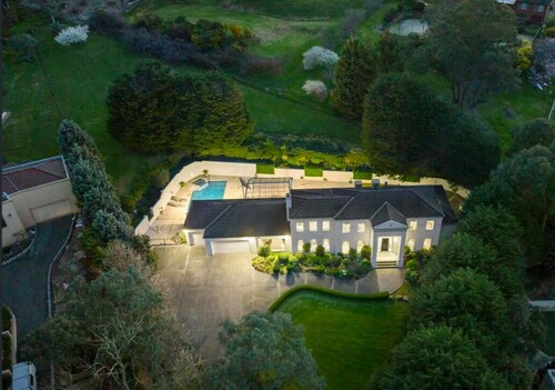 StayAU Expansive 7BR Villa Warrandyte