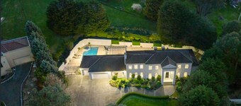 StayAU Expansive 7BR Villa Warrandyte