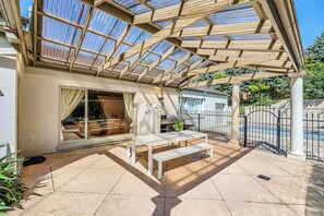 Deluxe-Villa, Gartenblick | Zimmerausstattung