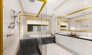 Villa Deluxe - utsikt mot trädgården | Badrum