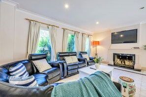Deluxe Villa, Garden View | Room amenity - StayAU Expansive 7BR Villa Warrandyte (Warrandyte)