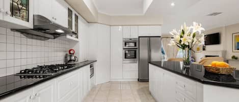 Deluxe Villa, Garden View | Private kitchen | Highchair