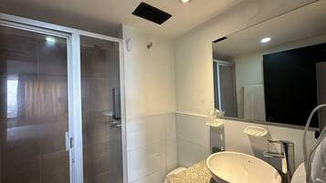 Superior Quadruple Room | Bathroom | Bathtub, towels, soap, shampoo