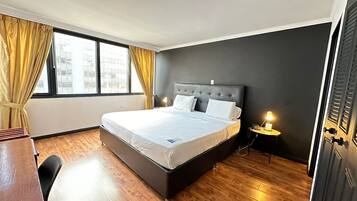 Quarto casal executivo | Escrivaninha, Wi-Fi de cortesia