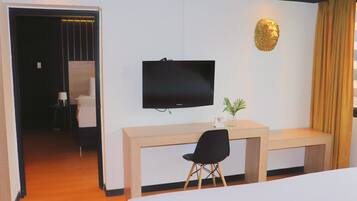 Quarto quádruplo superior | Escrivaninha, Wi-Fi de cortesia