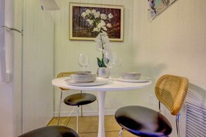 Dining - Vibrant Modern Escape, Walk to Dining, Near Beach (Sarasota)