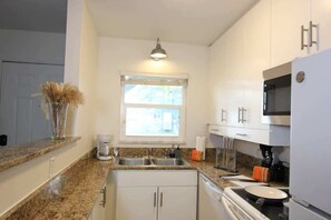 Fridge, microwave, oven, stovetop - Vibrant Modern Escape, Walk to Dining, Near Beach (Sarasota)