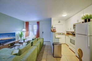 TV, offices - Vibrant Modern Escape, Walk to Dining, Near Beach (Sarasota)