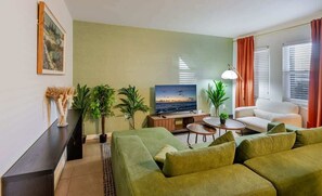 TV, offices - Vibrant Modern Escape, Walk to Dining, Near Beach (Sarasota)