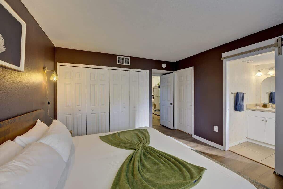 1 slaapkamer, een bureau, een strijkplank/strijkijzer, reisbedje