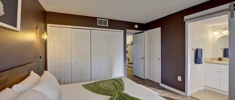 1 室のベッドルーム、デスク、アイロン / アイロン台、旅行用ベビーベッド