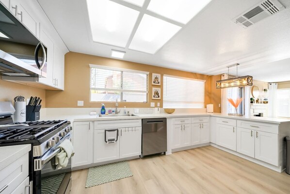 Coffee/tea maker, fridge, microwave, oven