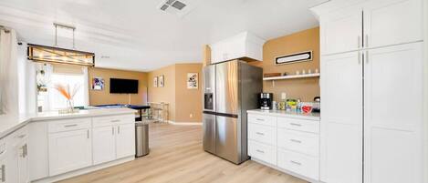 Een koelkast, een microgolfoven, een oven, een kookplaat